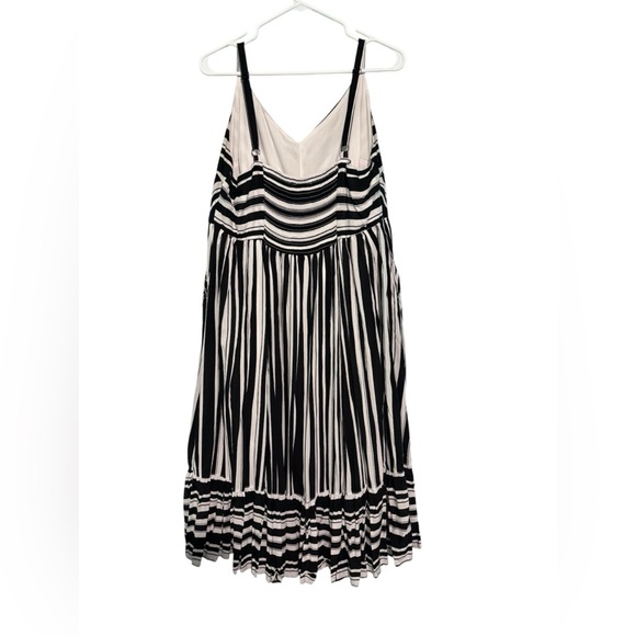 Torrid Black & White Striped Challis Midi Dress
Size 1 - Picture 4 of 7